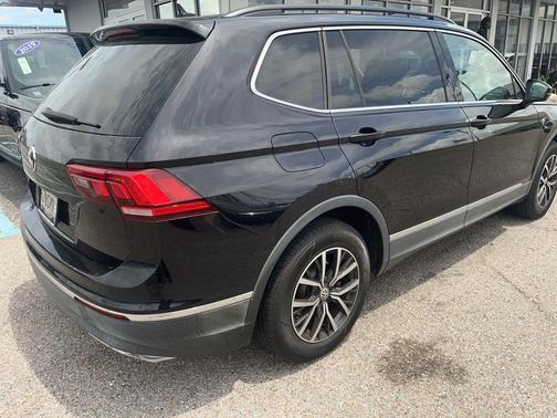 Deep Black Pearl Effect 2020 Volkswagen Tiguan 2.0T SE