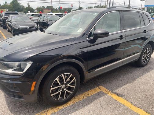 Deep Black Pearl Effect 2020 Volkswagen Tiguan 2.0T SE