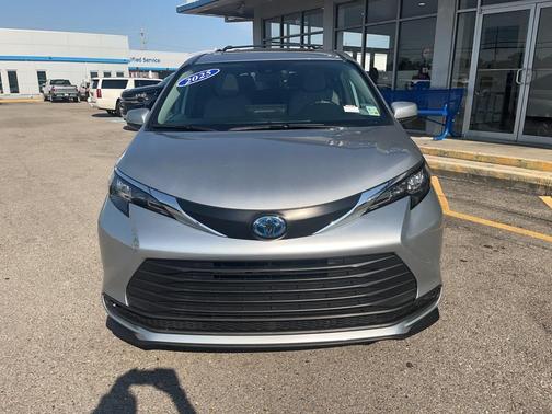 2025 Toyota Sienna LE