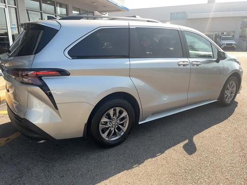 2025 Toyota Sienna LE