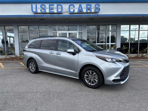 2025 Toyota Sienna LE