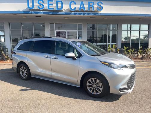 2025 Toyota Sienna LE