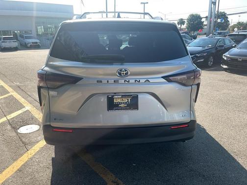 2025 Toyota Sienna LE