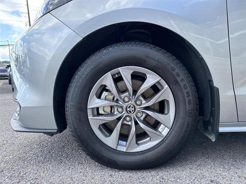 2025 Toyota Sienna LE