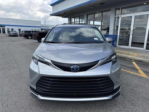 2025 Toyota Sienna LE