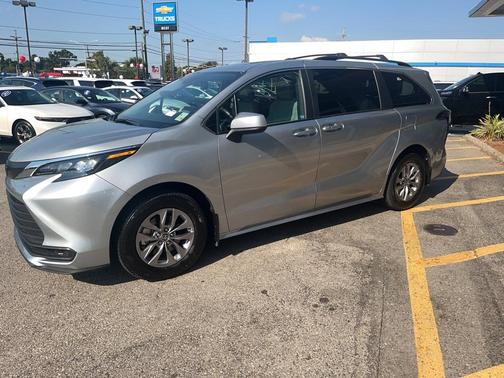 2025 Toyota Sienna LE