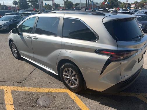 2025 Toyota Sienna LE