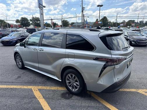 2025 Toyota Sienna LE