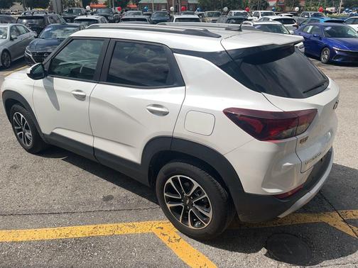 Iridescent Pearl Tricoat 2024 Chevrolet Trailblazer LT