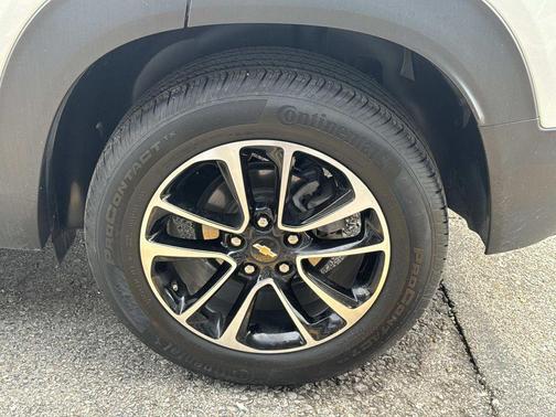 Iridescent Pearl Tricoat 2024 Chevrolet Trailblazer LT