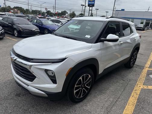 Iridescent Pearl Tricoat 2024 Chevrolet Trailblazer LT