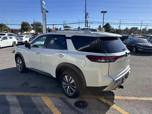 2022 Nissan Pathfinder SL
