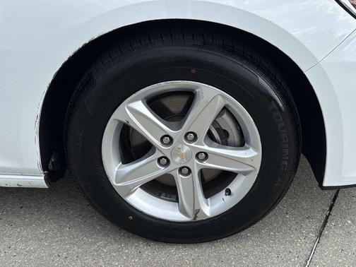 Summit White 2024 Chevrolet Malibu LT