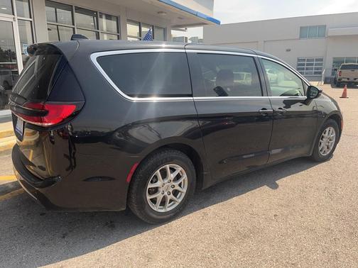 2023 Chrysler Pacifica Touring-L