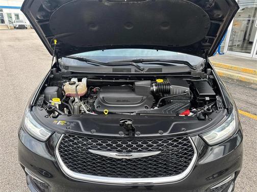 2023 Chrysler Pacifica Touring-L