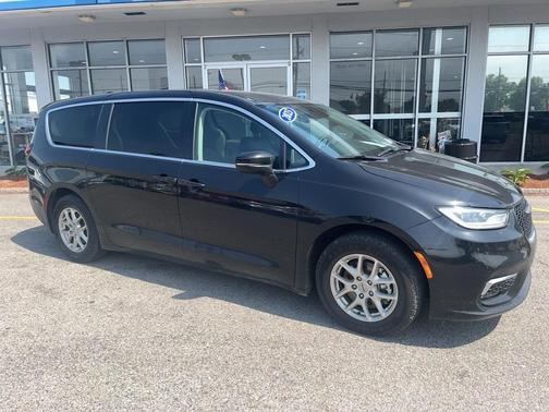 2023 Chrysler Pacifica Touring-L