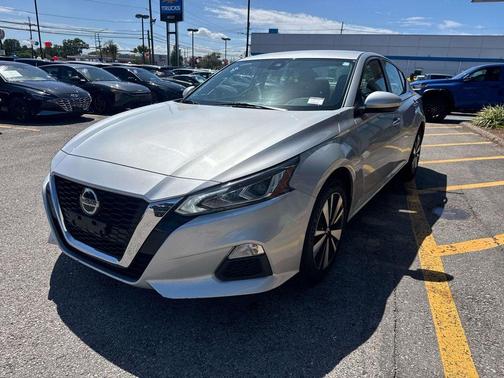 Brilliant Silver Metallic 2022 Nissan Altima 2.5 SV