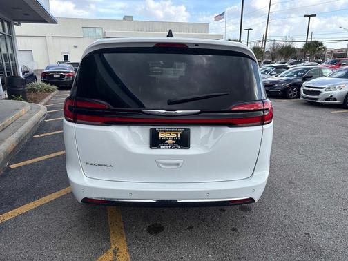 2023 Chrysler Pacifica Touring-L