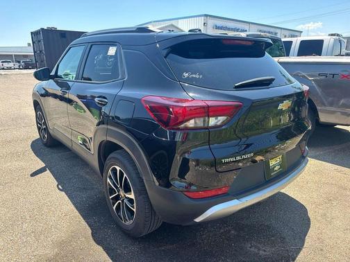 Mosaic Black Metallic 2025 Chevrolet Trailblazer LT