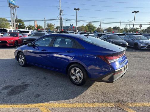 2024 Hyundai ELANTRA SE