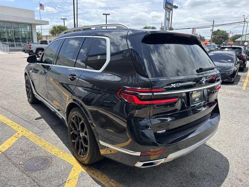 Black Sapphire Metallic 2023 BMW X7 xDrive40i