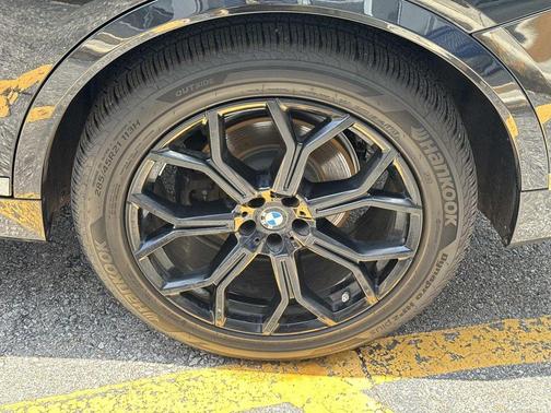 Black Sapphire Metallic 2023 BMW X7 xDrive40i