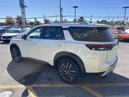 2022 Nissan Pathfinder SL