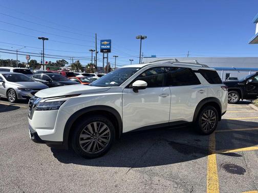 2022 Nissan Pathfinder SL