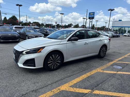Glacier White 2025 Nissan Altima SV