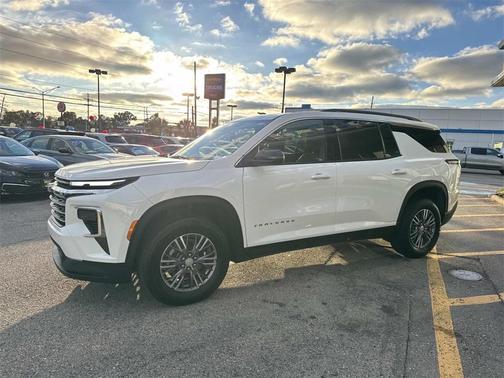 2025 Chevrolet Traverse LT
