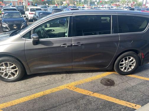 Granite Crystal Clearcoat Metallic 2023 Chrysler Pacifica Touring-L