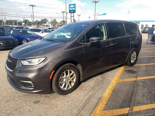 Granite Crystal Clearcoat Metallic 2023 Chrysler Pacifica Touring-L