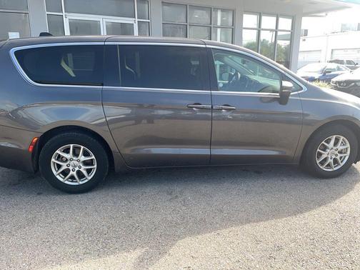 Granite Crystal Clearcoat Metallic 2023 Chrysler Pacifica Touring-L