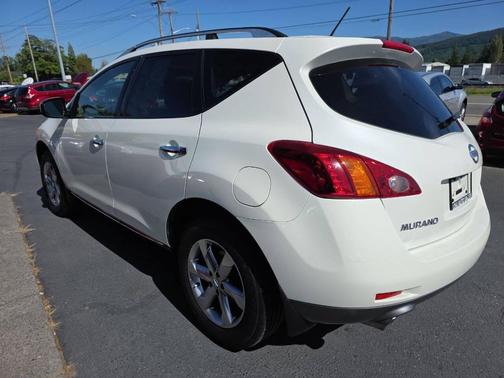White 2010 Nissan Murano SL
