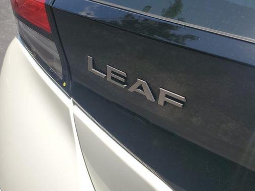 Glacier White 2023 Nissan Leaf S 40 kWh