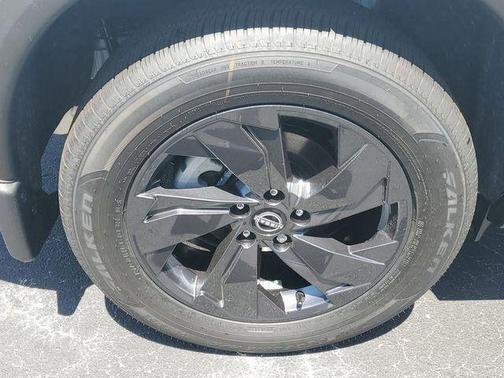 Everest White Pearl Tricoat 2026 Nissan Rogue SV