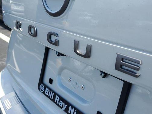 Everest White Pearl Tricoat 2026 Nissan Rogue SV