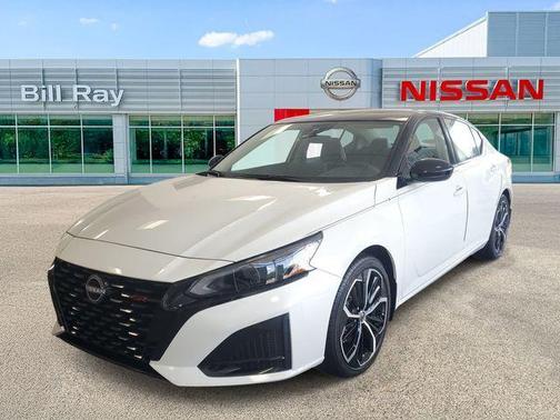 Pearl White Tricoat/Super Black 2026 Nissan Altima SR FWD