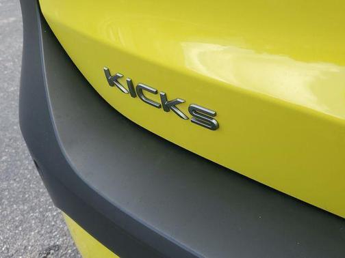 Yuzu Yellow Metallic/Super Black 2026 Nissan Kicks SR