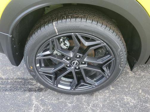 Yuzu Yellow Metallic/Super Black 2026 Nissan Kicks SR