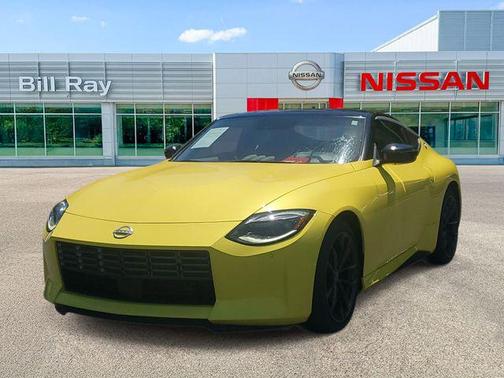 Ikazuchi Yellow Pearl Tricoat/Super Black 2024 Nissan Z Performance Manual