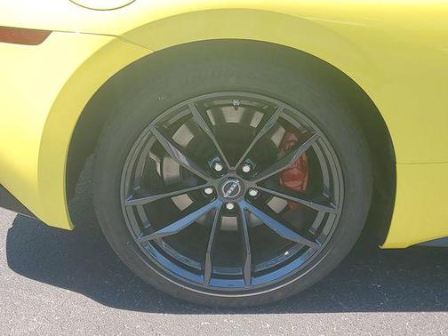 Ikazuchi Yellow Pearl Tricoat/Super Black 2024 Nissan Z Performance Manual