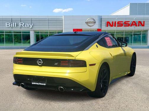 Ikazuchi Yellow Pearl Tricoat/Super Black 2024 Nissan Z Performance Manual