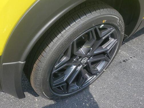 Yuzu Yellow Metallic/Super Black 2026 Nissan Kicks SR