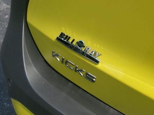 Yuzu Yellow Metallic/Super Black 2026 Nissan Kicks SR