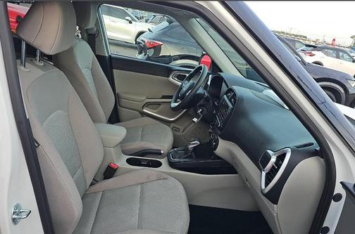 Snow White Pearl 2025 Kia Soul LX