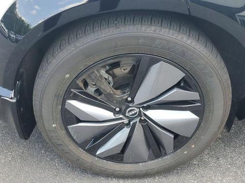 Everest White Pearl Tricoat/Black Diamond Pearl 2024 Nissan ARIYA EVOLVE+
