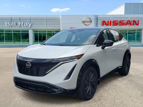 Everest White Pearl Tricoat/Black Diamond Pearl 2024 Nissan ARIYA EVOLVE+