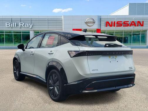 Everest White Pearl Tricoat/Black Diamond Pearl 2024 Nissan ARIYA EVOLVE+