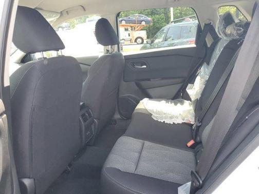 Everest White Pearl Tricoat 2026 Nissan Rogue SV